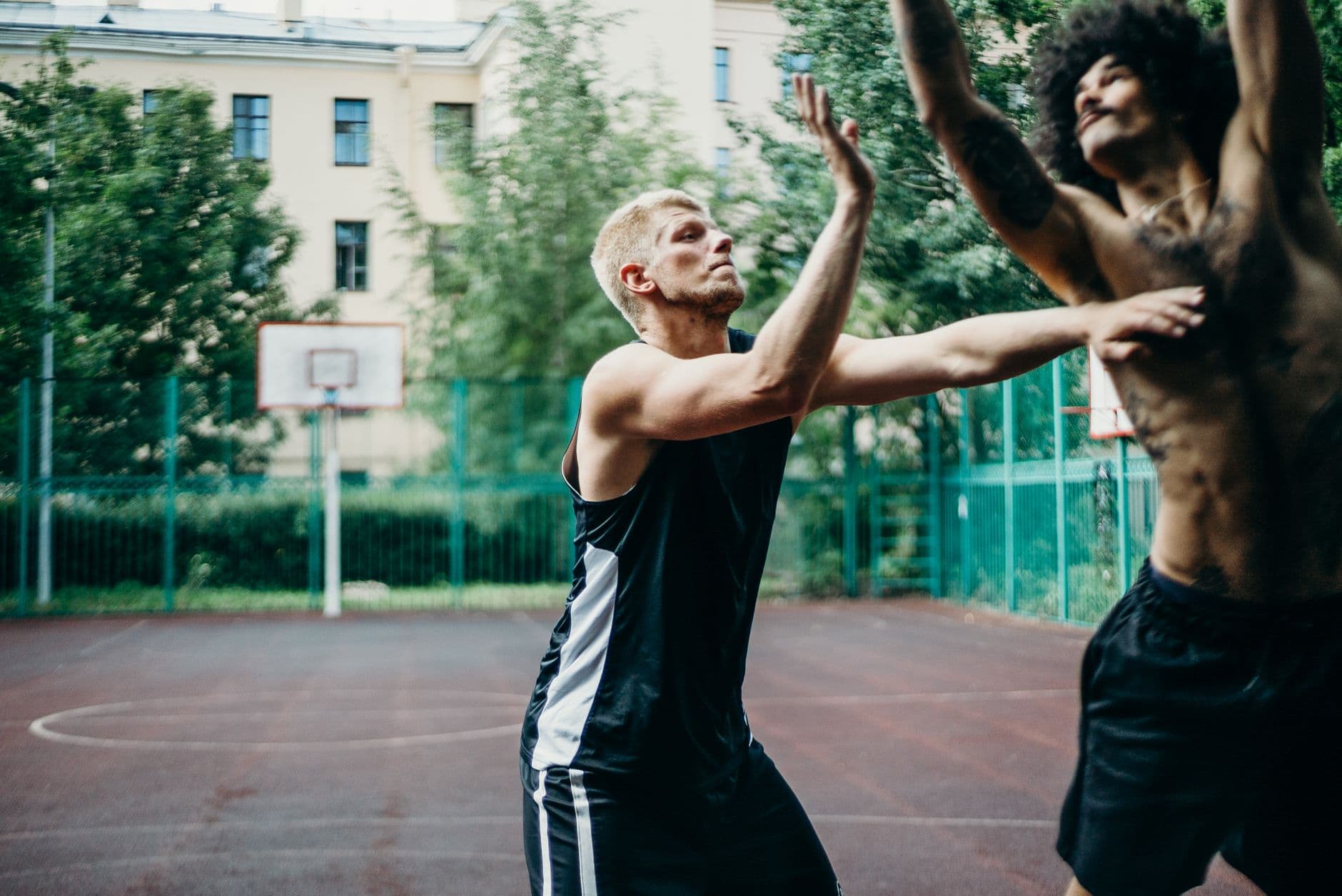 Zwei Basketballspieler im Zweikampf auf einem Freiplatz